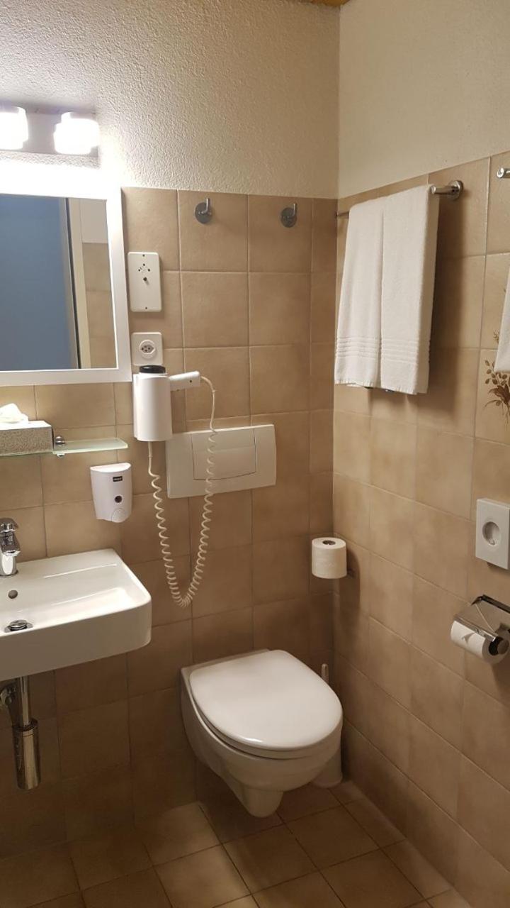 Отель Weisses Roessli Only Bed & Breakfast Self Check-In Гёшенен Экстерьер фото